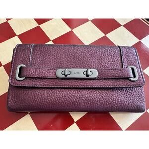 EUC Coach 53028 Swagger Wallet in Pebble Leather
